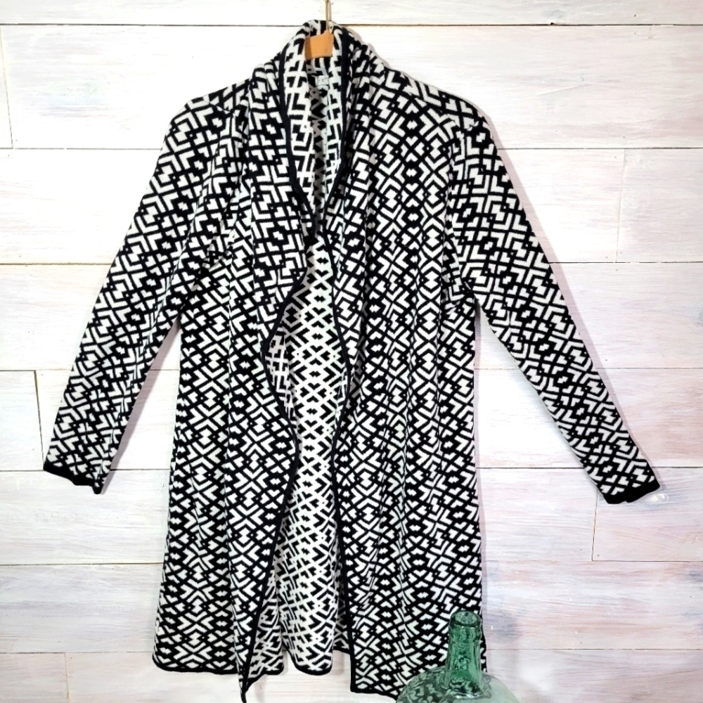 FEVER Sweater size Medium open front long sweater black and white Geometric